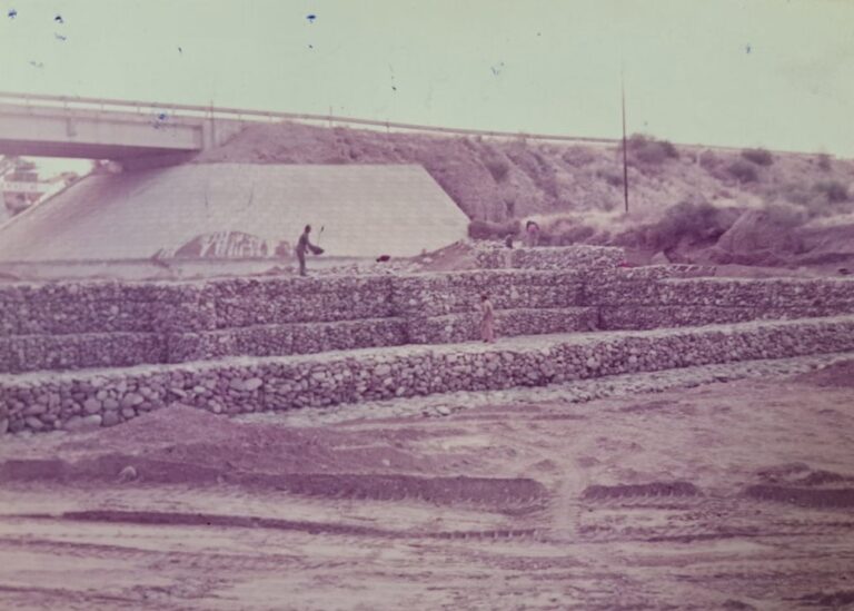 1982-Construcción-de-defensas-Ruta-N°40,-Agrelo-min